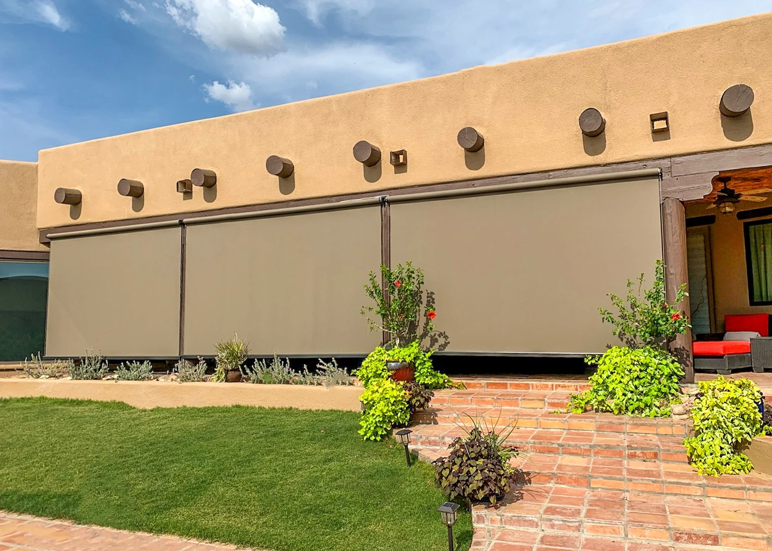 Open roller patio shade with crank operation